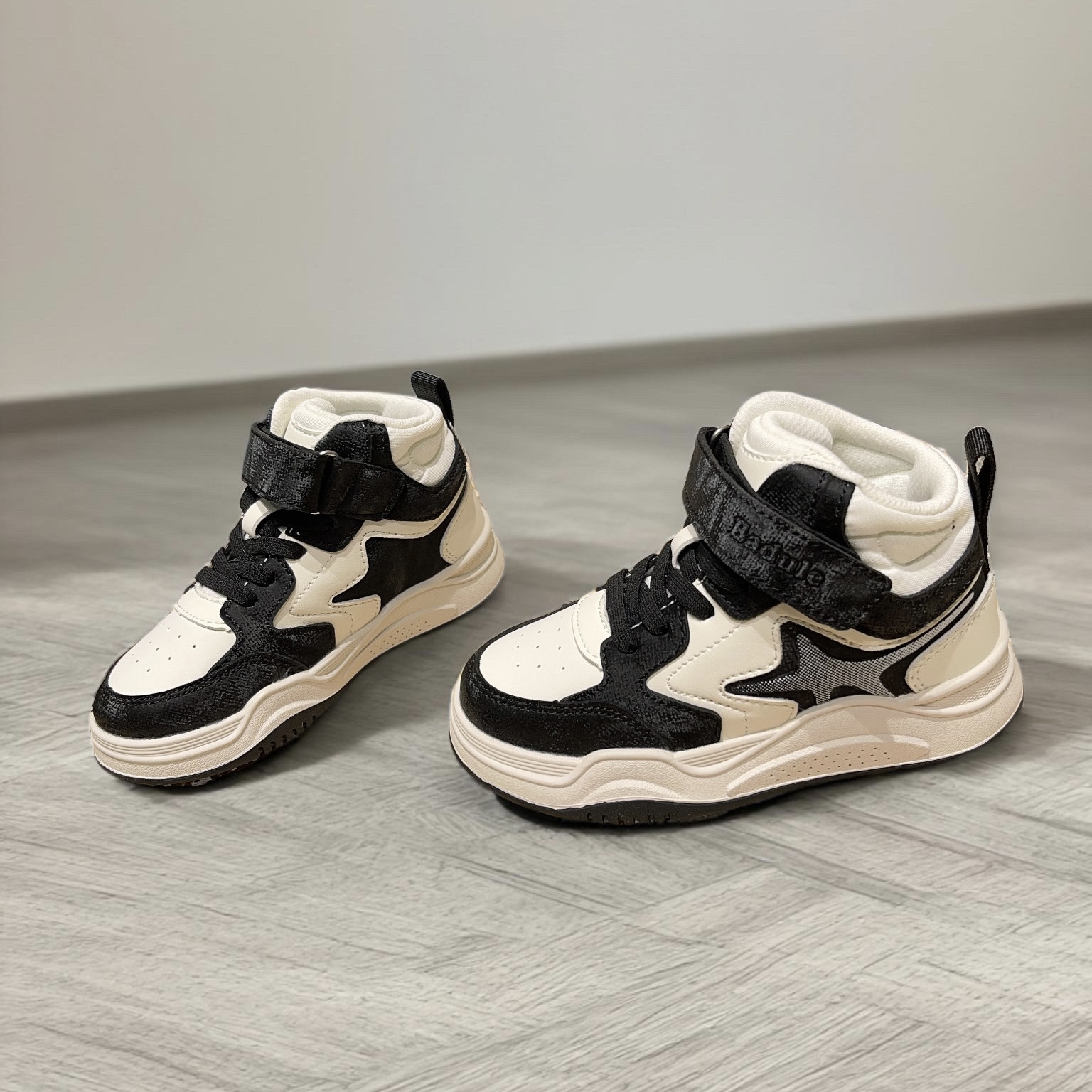 芭杜乐百搭时尚学生魔术贴短靴