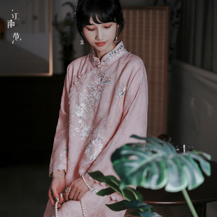 江南范新中式国风旗袍2024新款改良年轻款苎麻敬酒服粉色订婚裙子