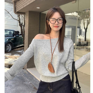不规则斜肩长袖毛衣女款2025新款秋冬季修身露肩chic针织百搭上衣