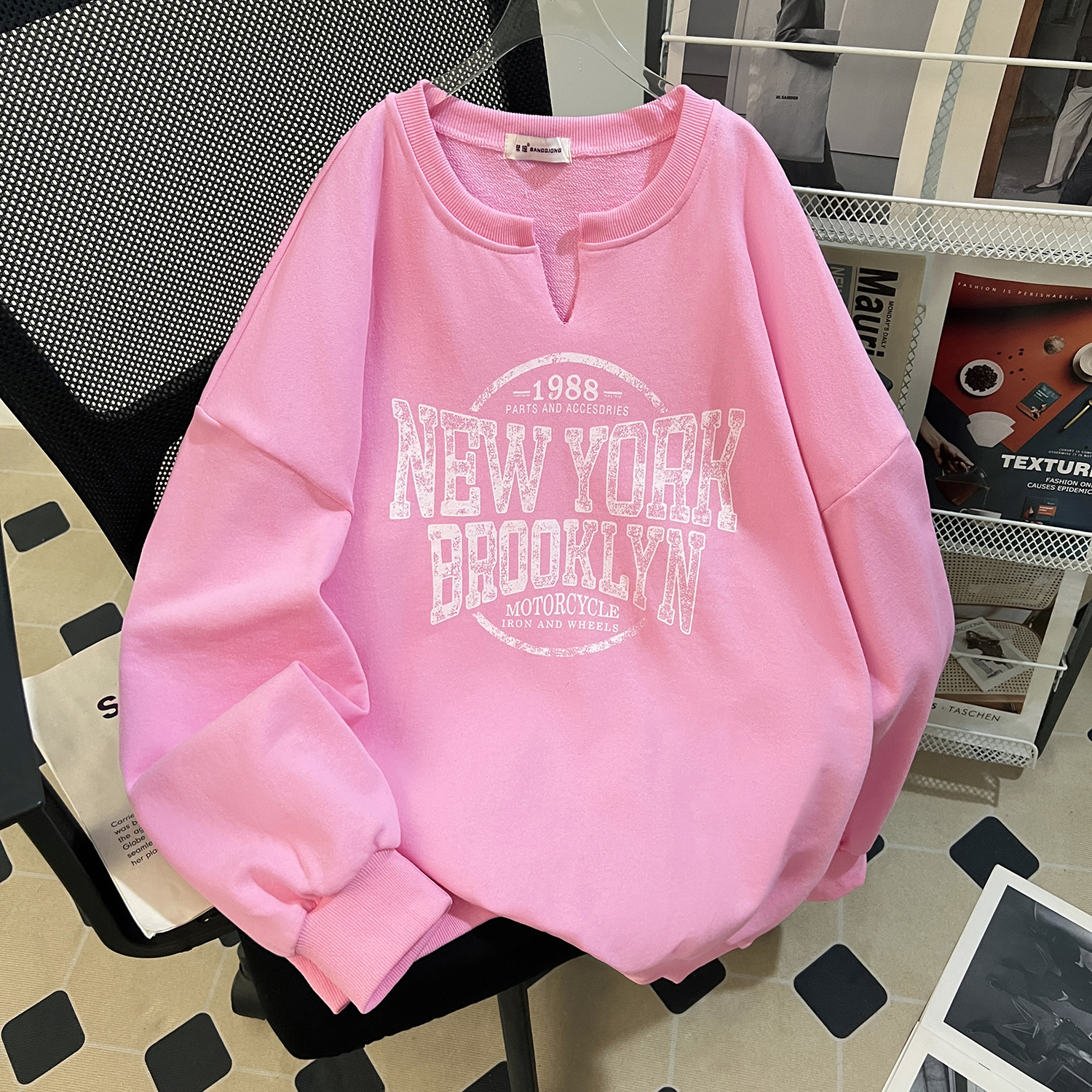 紫色韩版女款百搭潮常规款宽松卫衣字母印花磨边圆领小众设计感