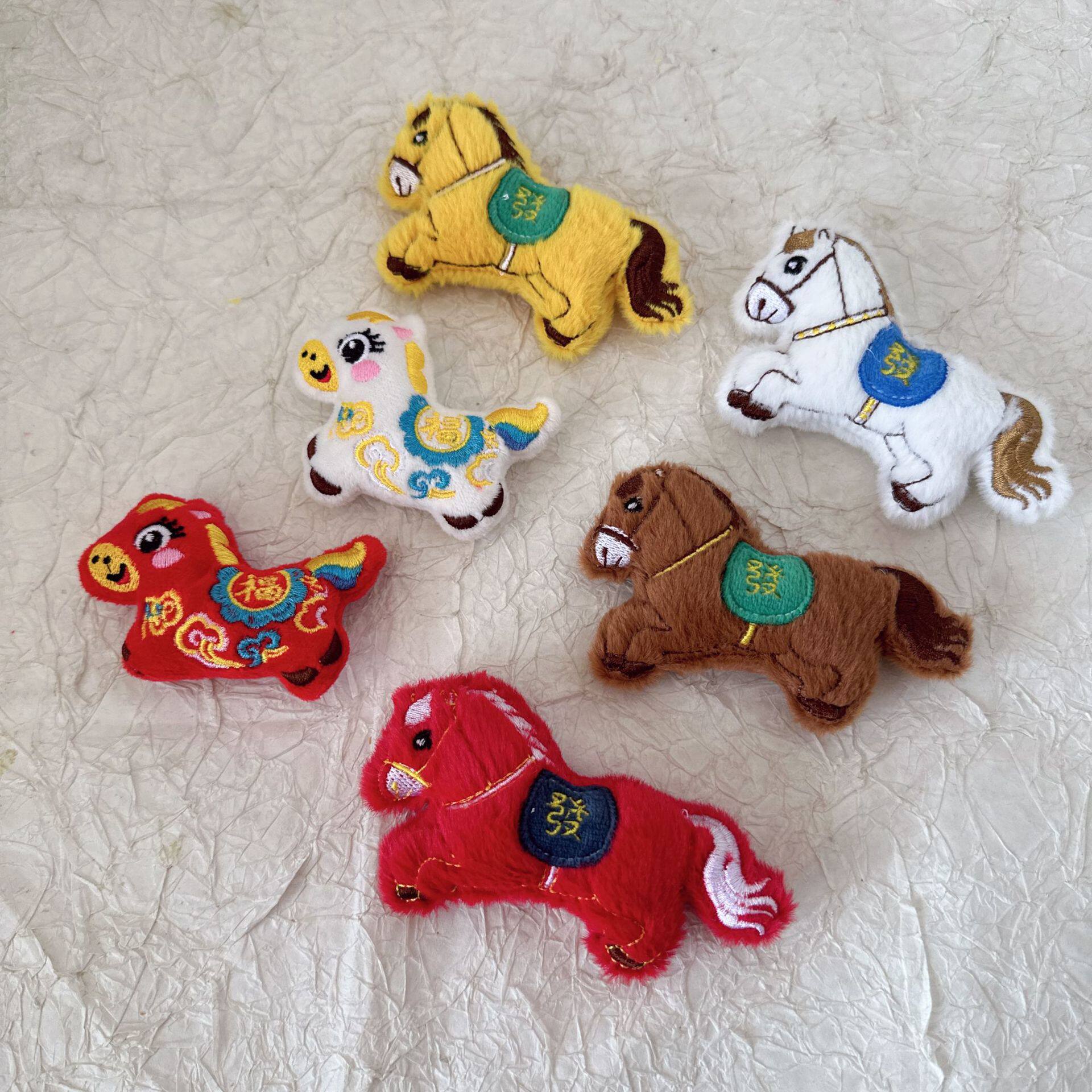 毛绒生肖小马玩偶啪啪圈可爱手环手链装饰卡通手表带儿童马上有钱