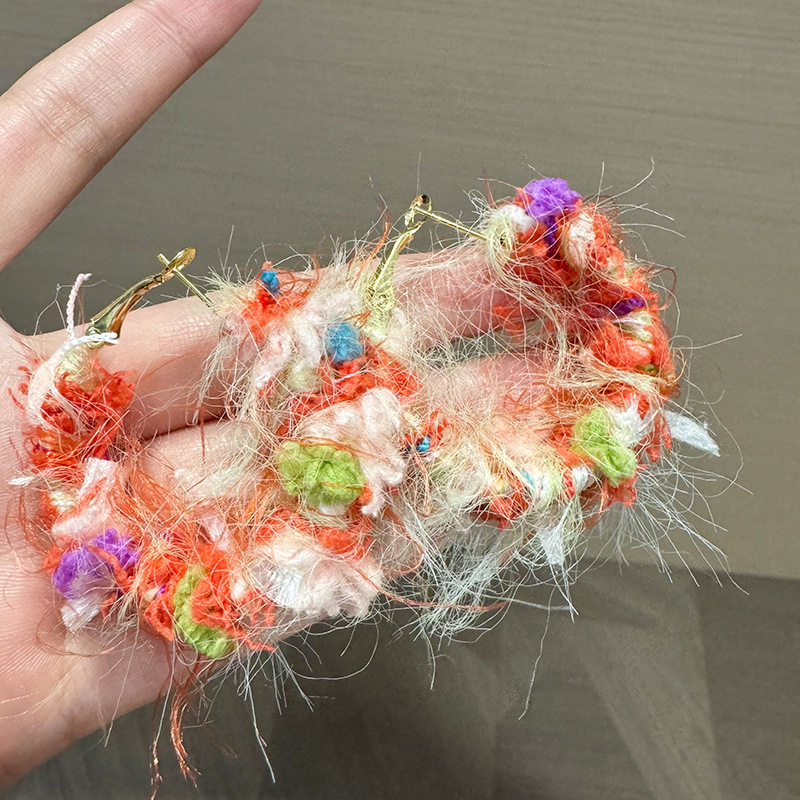 气质彩色毛绒缠绕圆形耳圈俏皮可爱少女耳饰小众新款