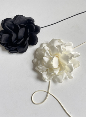 时髦花朵黑色山茶花项链