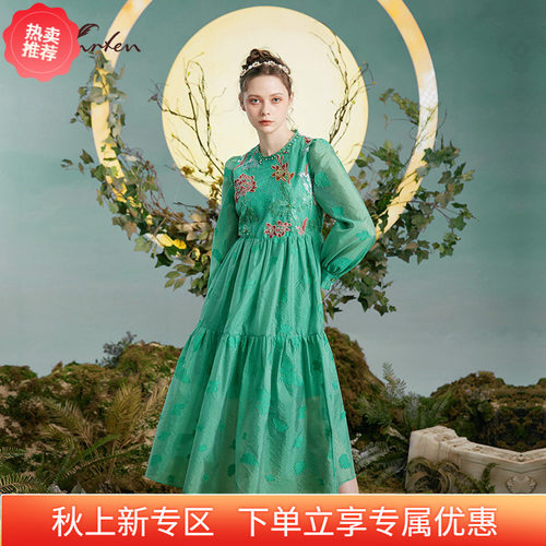 显瘦刺绣圆领长袖中连衣裙女