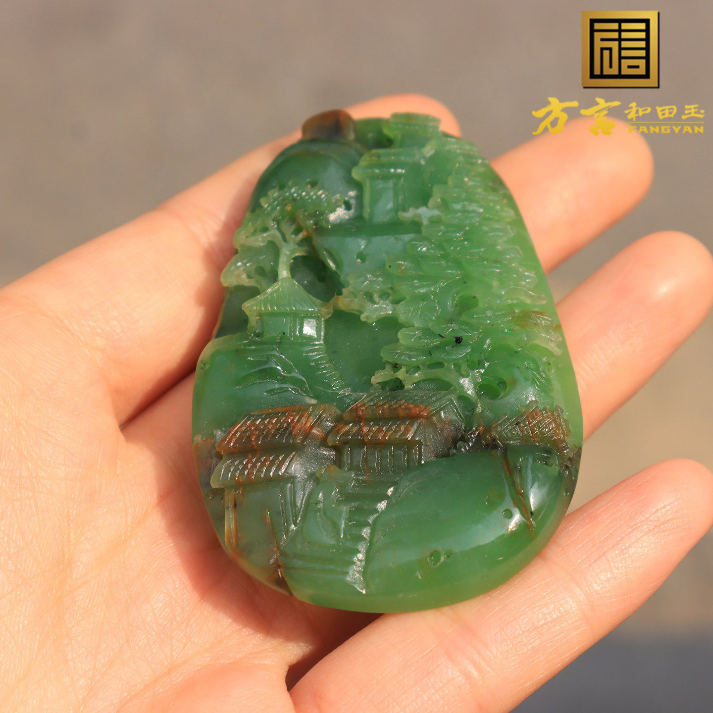 震惊方言和田玉俄料高脂浓郁俄料苹果绿红皮山水人家碧玉牌吊坠O1