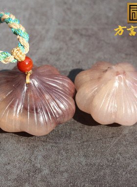 惊呆方言新疆精品巨漏克拉玛依金丝玉粉紫色胜蒜在握小把件摆件A8