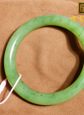 惊呆了方言和田玉珍藏级俄罗斯老坑料细腻油润阳绿碧玉58mm手镯A2