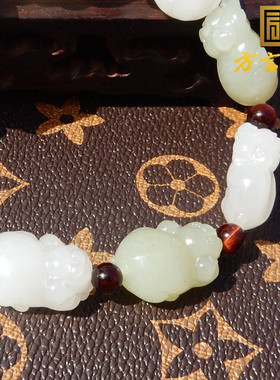 俄罗斯白玉带翠精雕小猪16MM手串