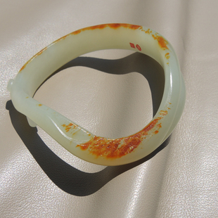 市场价25万现37600元 回馈无结构沁色白玉带翠56异型特色籽料手镯R