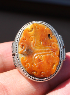 新疆黄沁皮和田籽料兽面守护银镶