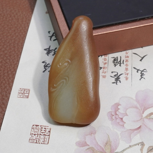 新疆和田玉且末金山糖白玉随型吊坠素雅糖色玉石挂件男女款挂坠Z