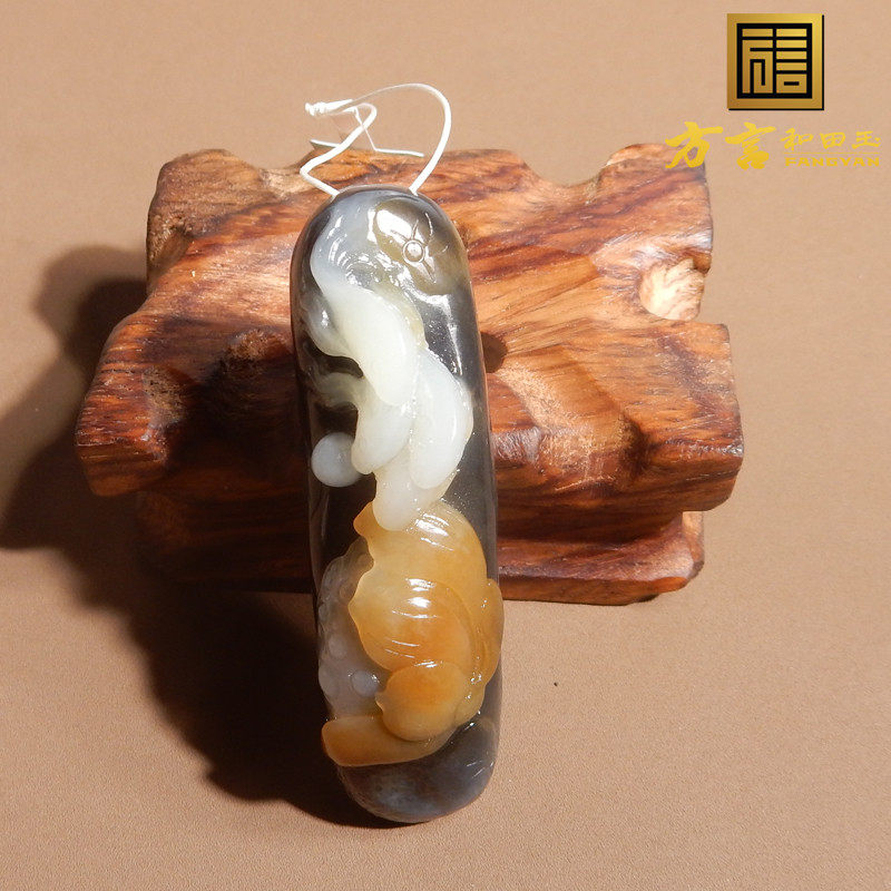 青花白玉三彩俏雕一品清廉吊坠