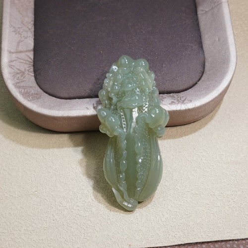 和田玉青海老坑料细腻油润冰底起胶感湖水绿白菜挂件摆件手把件Q