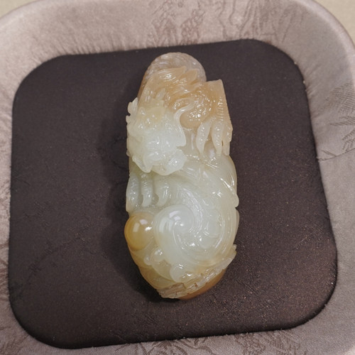 新疆且末料糖白玉龙行天下吊坠