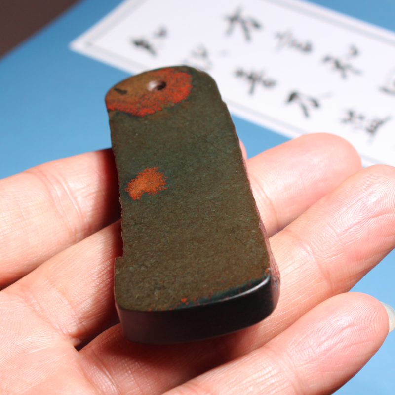 新疆山流水枫叶红塔青无事牌吊坠