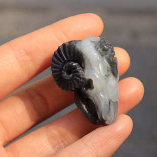 震惊了方言和田玉新疆黑白分明青花籽料领头羊吊坠挂件O1