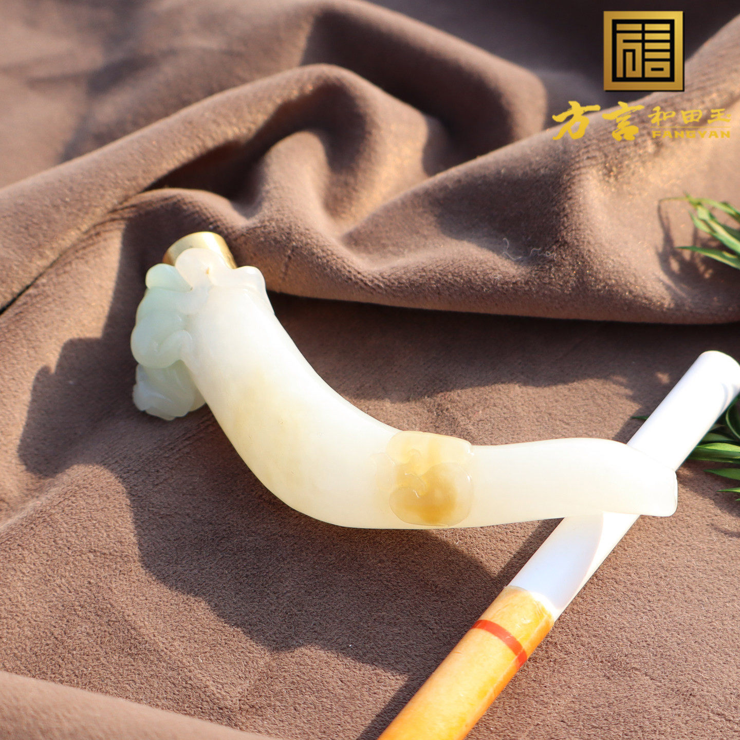精品放漏方言俄罗斯老料油润细腻羊脂白玉带糖翠三色烟嘴手把件A2