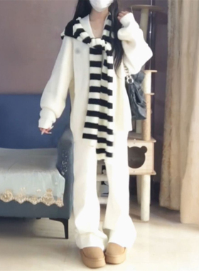 入秋新款穿搭一整套宽松V领白色刺绣针织毛衣搭配设计撞色披肩女