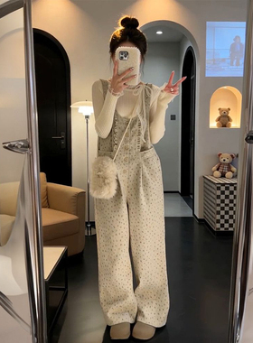 甜美时尚风小个子简约风白色花边针织衫叠穿杏色碎花背带裤两件套