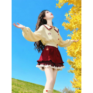 法式简约度假休闲ins风穿搭一整套新年元旦红短裤女+高腰杏色上衣