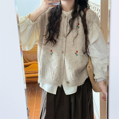 学院风高级花朵针织背心马甲毛衣女学生叠穿杏色衬衫秋冬两件套装