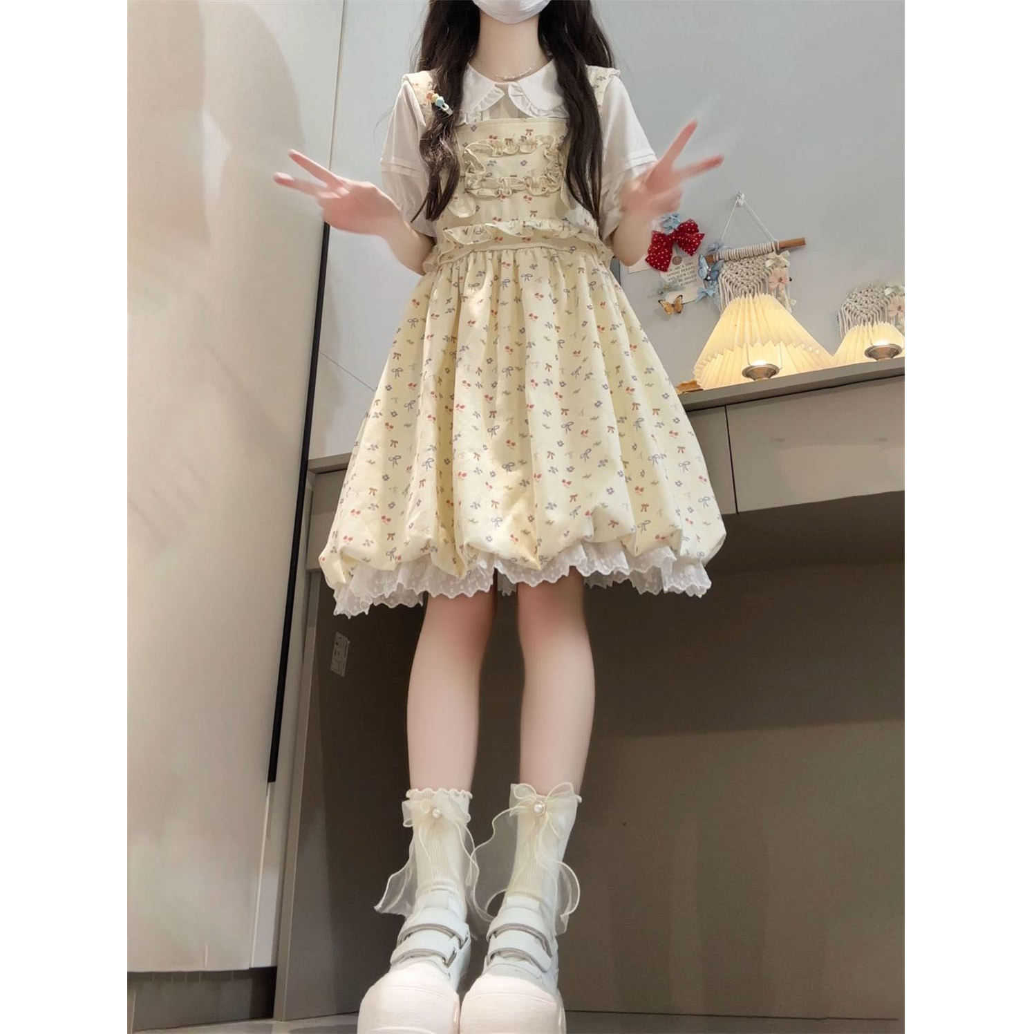 碎花背带连衣裙+白色娃娃领衬衫