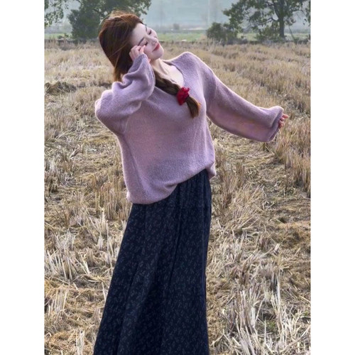 宽松紫色毛衣+碎花半身裙