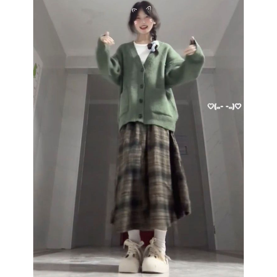 法式绿色针织开衫宽松毛衣女搭配显瘦格纹半身裙+白色圆领上衣女