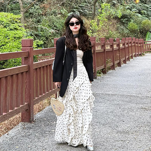 2026早春穿搭一整套法式 外套搭配不规则波点半身裙两件套 气质西装