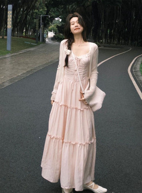 法式甜美设计感蕾丝拼接粉色吊带连衣裙女搭配防晒开衫夏季两件套