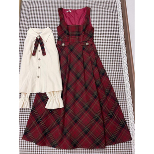 法式秋冬一整套穿搭学院风格纹红色背心连衣裙翻领杏色上衣带领结