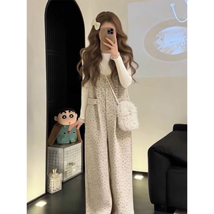 甜美日系温柔时尚风白色花边针织衫叠穿杏色碎花背带裤套装_两件