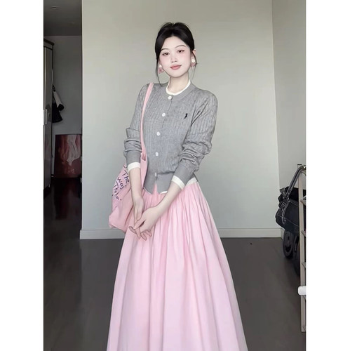 假两件灰色针织衫+高腰半身长裙