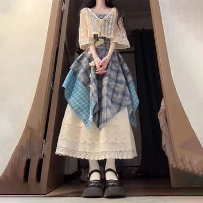 不规则格纹吊带裙+镂空防晒开衫