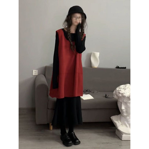 红色无袖背心裙毛衣黑色长袖打底