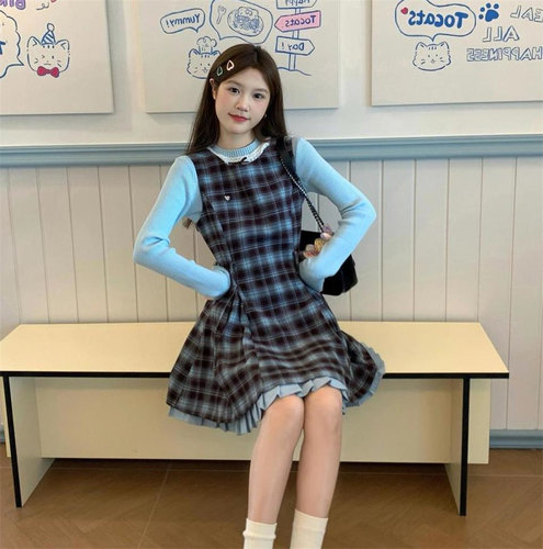 格纹背心连衣裙+针织长袖上衣