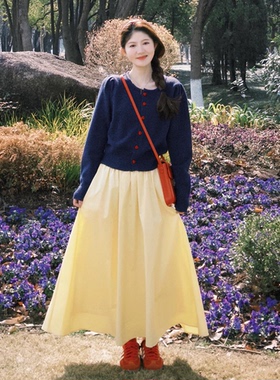 春季日系温柔风休闲时尚穿搭藏青色针织上衣搭配黄色高腰半身长裙