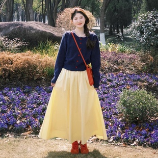 春季日系温柔风休闲时尚穿搭藏青色针织上衣搭配黄色高腰半身长裙