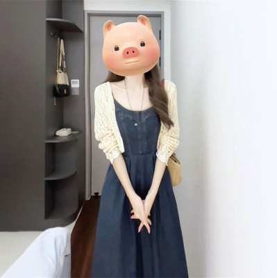 牛仔吊带连衣裙+杏色薄款开衫