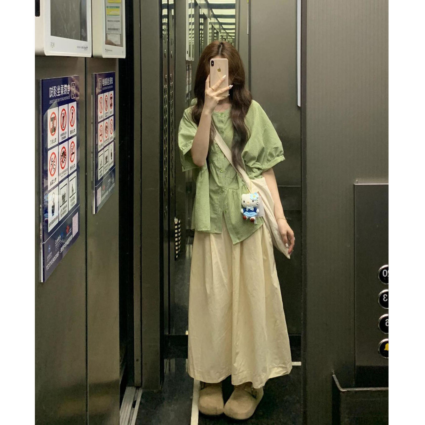 格子短袖衬衫搭配半身裙
