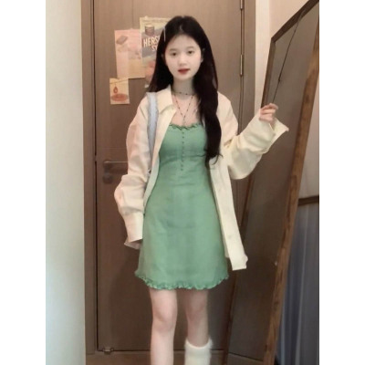 绿色吊带连衣裙+杏色防晒衬衫