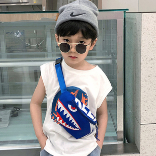 小鲨鱼儿童斜跨腰包男童男款超火超轻胸包轻便个性运动背包中大童