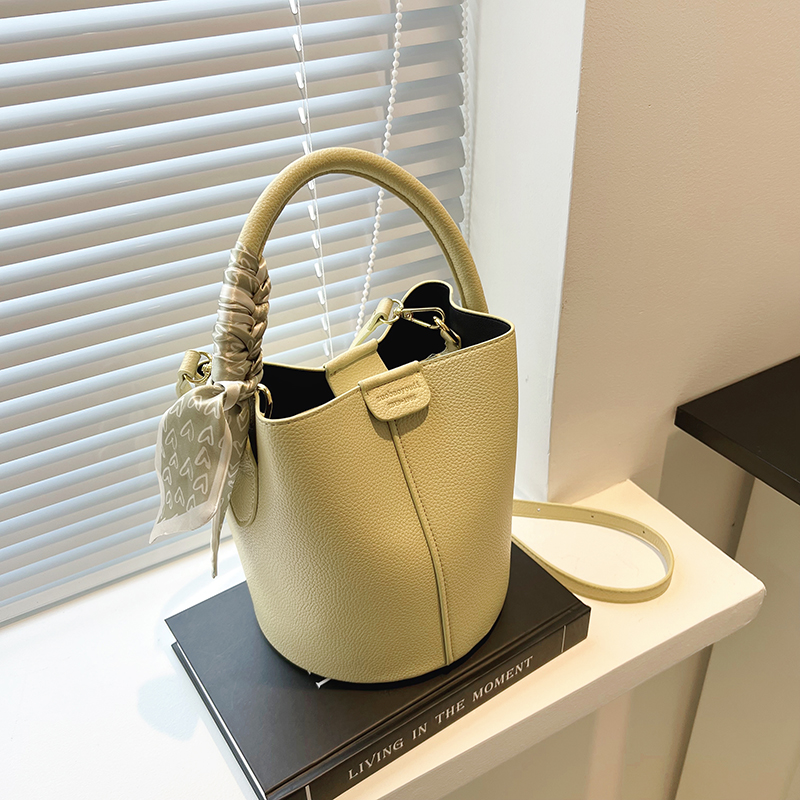 斜跨水桶包中包时尚简约潮百搭女