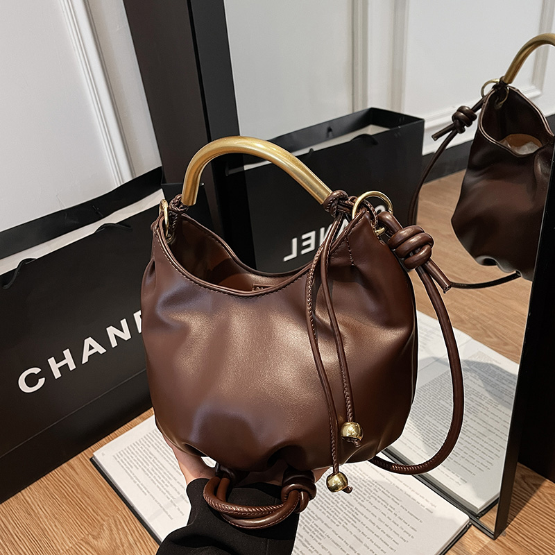 2025复古腋下包女棕色水桶包小众百搭单肩包欧美时尚福袋手提包