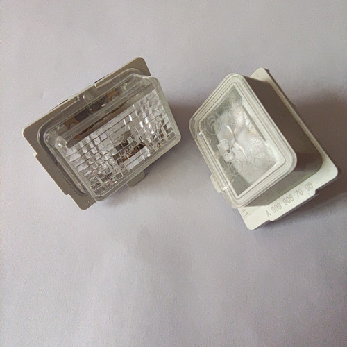 奔驰e260e300c200牌照灯