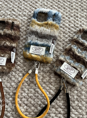 ANNACASE秋冬ins高级撞色条纹毛绒标签挂绳手机壳适用iphone17promax苹果14软13全包15pro女16ProMax保护套17