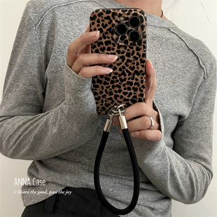 ANNACASE秋天复古时髦豹纹腕带挂绳适用苹果17promax手机壳iphone14小众15pro新款16pro全包软壳13防摔保护套