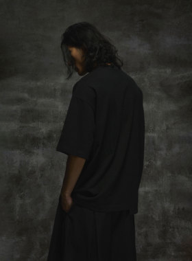 THOS 24SS异型多裁片解构纯色基础圆领短袖宽松小众不规则下摆T恤