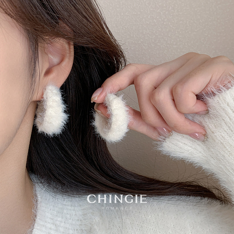 「青芥」秋冬新款白色毛绒圈圈耳环气质轻奢高级感耳饰无耳洞耳夹,饰品/流行首饰/时尚饰品新,耳夹,淘宝优惠券,粉丝福利购,淘宝优惠卷