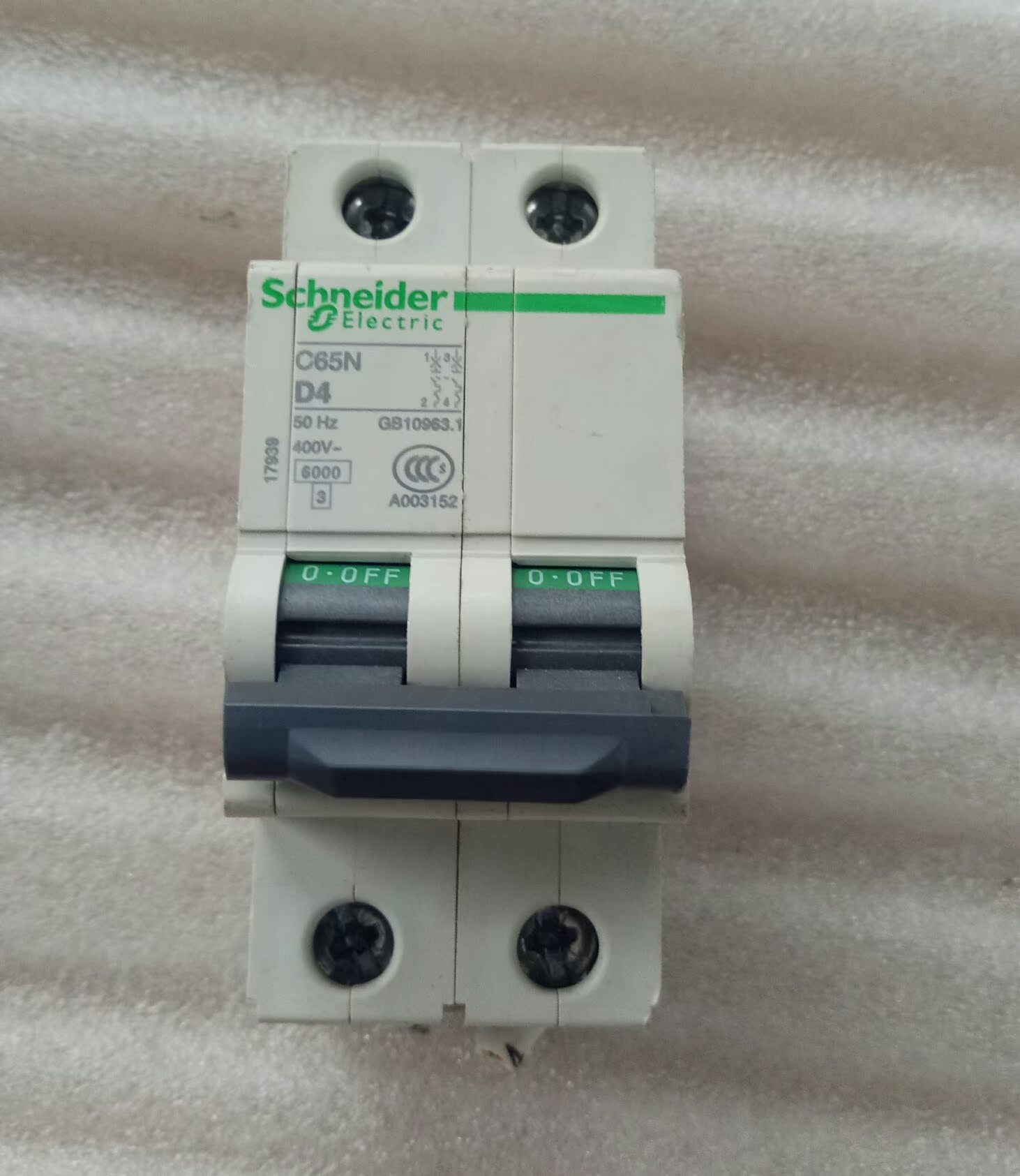 原装进口施耐德小型断路器17939 C65N D4 2P 4A